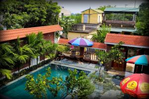 una vista aérea de una piscina con sombrillas en Tam Coc international friends, en Ninh Binh