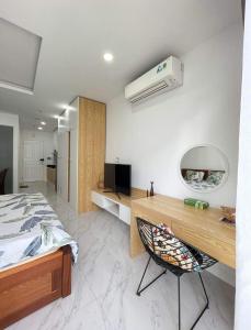 Schlafzimmer mit einem Bett und einem Schreibtisch in der Unterkunft Ocean Vista - Sealinks in Ấp Chợ Dinh