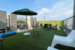 a patio with a table and an umbrella on a balcony at 難波南52 in Osaka
