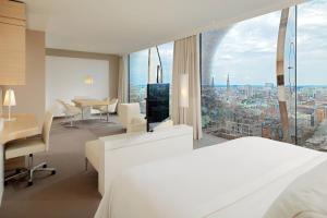 Postel nebo postele na pokoji v ubytování The Westin Hamburg Elbphilharmonie