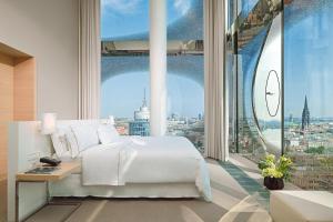 Postel nebo postele na pokoji v ubytování The Westin Hamburg Elbphilharmonie