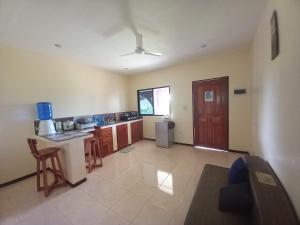 una camera con cucina con tavolo e bancone di Teresa house Rental Villa Teresa Philippines a Moalboal