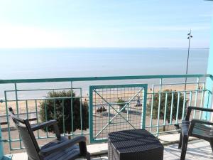 uma varanda com cadeiras e vista para a praia em Appartement Fouras, 2 pièces, 4 personnes - FR-1-709-33 em Fouras