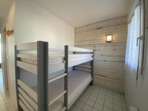 Poschodová posteľ alebo postele v izbe v ubytovaní Appartement Fouras, 2 pièces, 4 personnes - FR-1-709-33