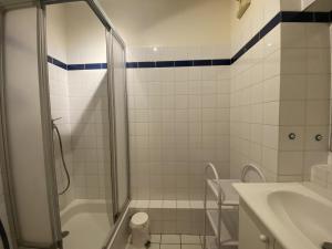łazienka z prysznicem i umywalką w obiekcie Appartement 4 pers avec vue mer, face à la plage - FR-1-709-33 w mieście Fouras +8 zdjęć