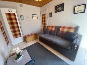 Posedenie v ubytovaní Appartement 4 pers. à Fouras, proche plage avec cour ensoleillée et stationnement - FR-1-709-37