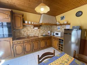 Kuchyňa alebo kuchynka v ubytovaní Appartement 4 pers. à Fouras, proche plage avec cour ensoleillée et stationnement - FR-1-709-37