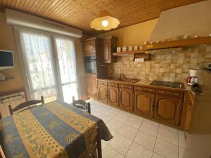 Kuchyňa alebo kuchynka v ubytovaní Appartement 4 pers. à Fouras, proche plage avec cour ensoleillée et stationnement - FR-1-709-37