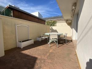 Balkón alebo terasa v ubytovaní Appartement 4 pers. à Fouras, proche plage avec cour ensoleillée et stationnement - FR-1-709-37