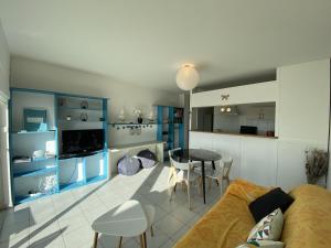 Kuchyňa alebo kuchynka v ubytovaní Appartement 4 personnes, rez-de-chaussée, piscine, plage à 200 m, wifi - FR-1-709-32