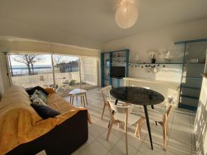 Posedenie v ubytovaní Appartement 4 personnes, rez-de-chaussée, piscine, plage à 200 m, wifi - FR-1-709-32