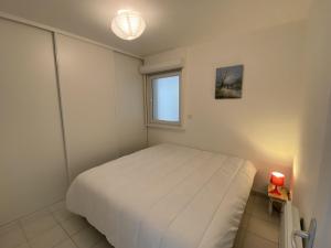 Posteľ alebo postele v izbe v ubytovaní Appartement 4 personnes, rez-de-chaussée, piscine, plage à 200 m, wifi - FR-1-709-32