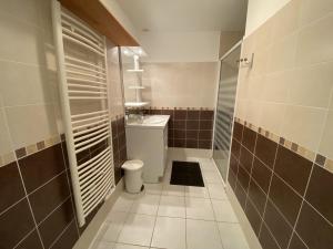 Kúpeľňa v ubytovaní Appartement 4 personnes, rez-de-chaussée, piscine, plage à 200 m, wifi - FR-1-709-32