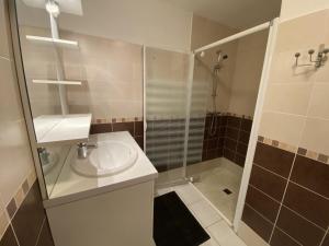 Kúpeľňa v ubytovaní Appartement 4 personnes, rez-de-chaussée, piscine, plage à 200 m, wifi - FR-1-709-32 + 7 fotografií