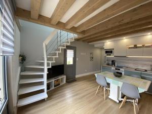 una cocina y comedor con una escalera en una casa en Maison Fouras, 3 pièces, 5 personnes - FR-1-709-34, en Fouras