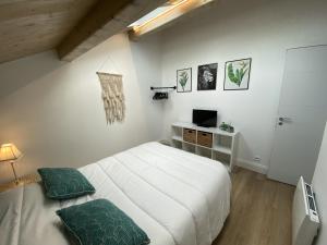Habitación blanca con cama y TV en Maison Fouras, 3 pièces, 5 personnes - FR-1-709-34, en Fouras