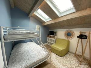 Poschodová posteľ alebo postele v izbe v ubytovaní Maison Fouras, 3 pièces, 5 personnes - FR-1-709-34