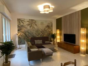 un soggiorno con divano e TV di Maison Fouras, 3 pièces, 5 personnes - FR-1-709-43 a Fouras