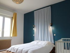 una camera con letto e parete blu di Maison Fouras, 3 pièces, 5 personnes - FR-1-709-43 a Fouras