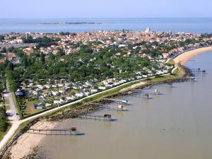 Fotografia z galérie ubytovania Mobile Home Confort à 20m de la Plage avec Parking - 4 Pers., Camping Cadoret, Fouras - FR-1-709-53 v destinácii Fouras