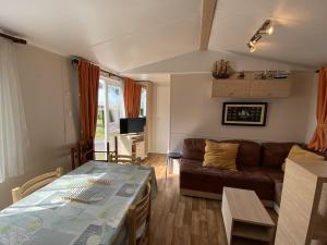 Posedenie v ubytovaní Mobil-home à Fouras : Proche Plage, 2 Chambres, TV, Plancha, Parking, Idéal Famille - FR-1-709-58