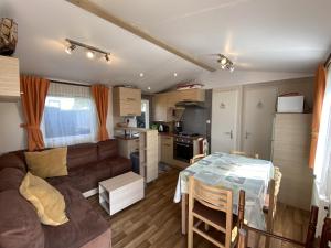 Kuchyňa alebo kuchynka v ubytovaní Mobil-home à Fouras : Proche Plage, 2 Chambres, TV, Plancha, Parking, Idéal Famille - FR-1-709-58