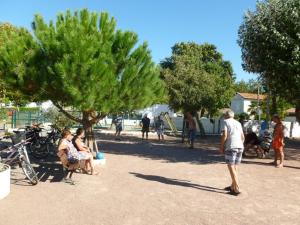 Hostia v ubytovaní Mobil-home à Fouras : Proche Plage, 2 Chambres, TV, Plancha, Parking, Idéal Famille - FR-1-709-58