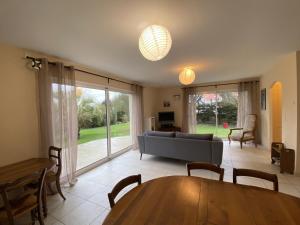 Posedenie v ubytovaní Villa Confortable à Fouras, Proche Mer, 3 Chambres, Terrasse, Jardin, WiFi - FR-1-709-59