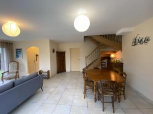 Posedenie v ubytovaní Villa Confortable à Fouras, Proche Mer, 3 Chambres, Terrasse, Jardin, WiFi - FR-1-709-59