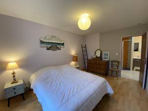 Posteľ alebo postele v izbe v ubytovaní Villa Confortable à Fouras, Proche Mer, 3 Chambres, Terrasse, Jardin, WiFi - FR-1-709-59