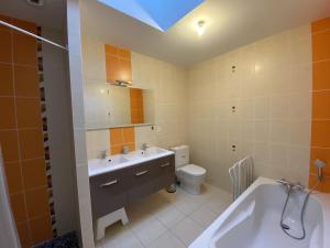 Kúpeľňa v ubytovaní Villa Confortable à Fouras, Proche Mer, 3 Chambres, Terrasse, Jardin, WiFi - FR-1-709-59