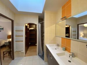 Kúpeľňa v ubytovaní Villa Confortable à Fouras, Proche Mer, 3 Chambres, Terrasse, Jardin, WiFi - FR-1-709-59