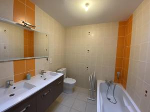 Kúpeľňa v ubytovaní Villa Confortable à Fouras, Proche Mer, 3 Chambres, Terrasse, Jardin, WiFi - FR-1-709-59