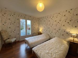 Posteľ alebo postele v izbe v ubytovaní Villa Confortable à Fouras, Proche Mer, 3 Chambres, Terrasse, Jardin, WiFi - FR-1-709-59