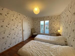 Posteľ alebo postele v izbe v ubytovaní Villa Confortable à Fouras, Proche Mer, 3 Chambres, Terrasse, Jardin, WiFi - FR-1-709-59