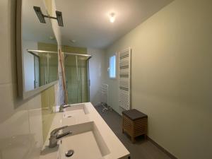 Kúpeľňa v ubytovaní Villa Confortable à Fouras, Proche Mer, 3 Chambres, Terrasse, Jardin, WiFi - FR-1-709-59