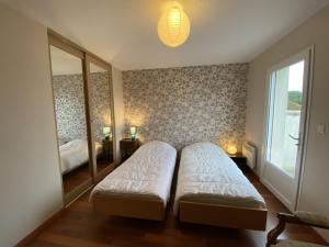 Posteľ alebo postele v izbe v ubytovaní Villa Confortable à Fouras, Proche Mer, 3 Chambres, Terrasse, Jardin, WiFi - FR-1-709-59