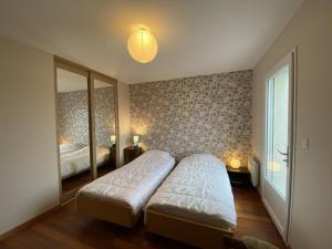Posteľ alebo postele v izbe v ubytovaní Villa Confortable à Fouras, Proche Mer, 3 Chambres, Terrasse, Jardin, WiFi - FR-1-709-59