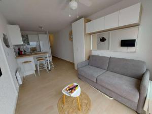 Kuchyňa alebo kuchynka v ubytovaní Grau d'Agde : Studio cabine avec terrasse, parking privé, vue mer - FR-1-423-270