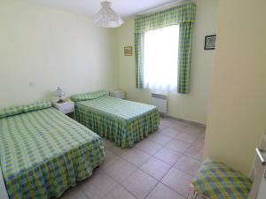 um quarto de hotel com duas camas e uma janela em Maison La Brée-les-Bains, 3 pièces, 6 personnes - FR-1-246A-220 em La Brée-les-Bains