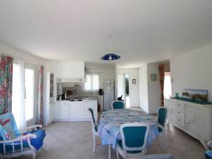 Kuchyňa alebo kuchynka v ubytovaní Maison au calme avec jardin près plage, 6 couchages, animaux admis - La Brée-les-Bains - FR-1-246A-220