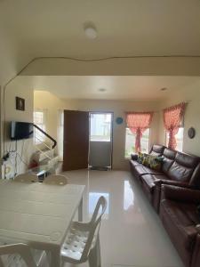 salon z kanapą i stołem w obiekcie New 2 Bedroom Home w mieście Cagayan de Oro
