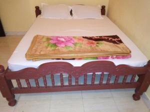 Una cama con una manta encima. en Coorg villas apartment stay en Madikeri