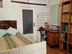 een slaapkamer met een bed en een bureau met een telefoon bij Apartment in Frate Rosa in Fratte Rosa