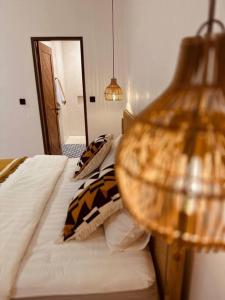 ein Schlafzimmer mit einem Bett mit einem Spiegel und einer Lampe in der Unterkunft Emma’s Villa in Seminyak