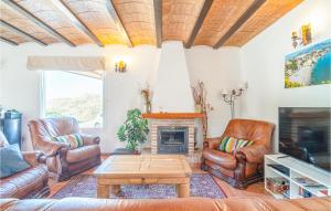 sala de estar con muebles de cuero y chimenea en 4 Bedroom Beautiful Home In Arenas, en Arenas