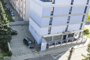un coche negro aparcado fuera de un edificio en Hotel Blue Bratislava en Bratislava