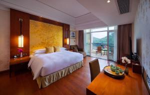 una habitación de hotel con una cama grande y una mesa con una mesa en Good View Hotel Tangxia - 15 mins drive from Dongguan South Railway Station, en Dongguan