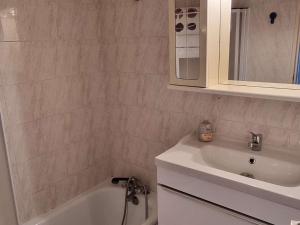 Kúpeľňa v ubytovaní Villa 6 pers avec piscine, clim et parking à 1 km de la plage - FR-1-607-155