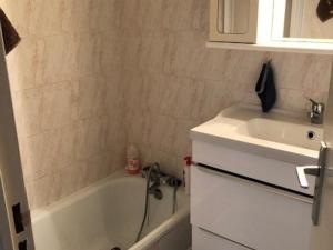 Kúpeľňa v ubytovaní Villa 6 pers avec piscine, clim et parking à 1 km de la plage - FR-1-607-155